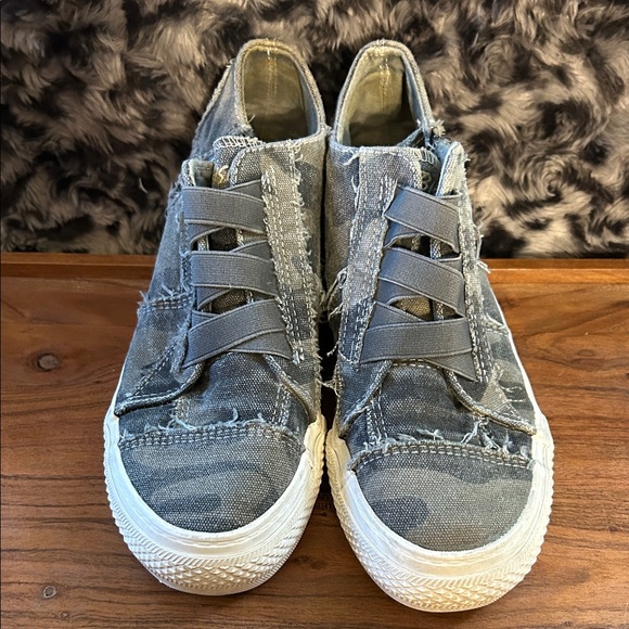 Blowfish Malibu Shoes - Blow fish, Malibu camouflage wedge sneakers
🔴READ Description🛑🔴